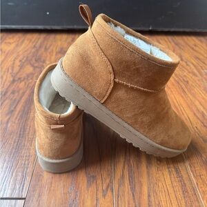 Cozy Tan Kids Boots Size 4 Kids